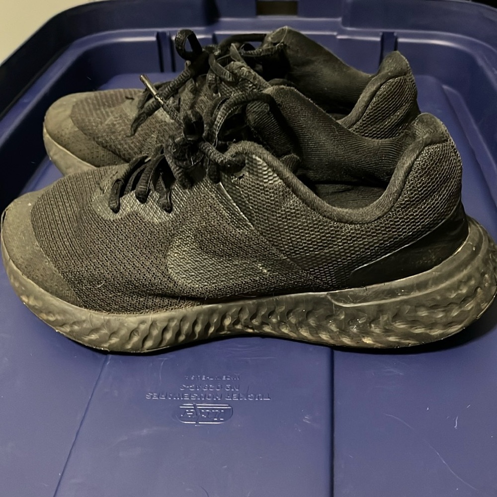 Boys size 5.5 Nike Revolution 6 black shoes.